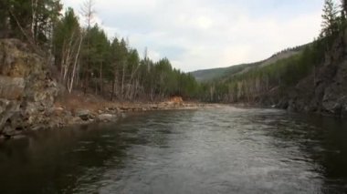 Rusya 'nın Sibirya Dağı' ndaki Rocky Nehri kıyısında..
