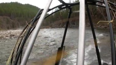 Dağ nehri Temnik 'te bir bataklık uçağı. .