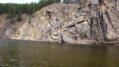 Rusya 'nın Sibirya Dağı' ndaki Rocky Nehri kıyısında..