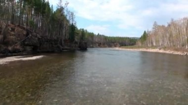 Rusya 'nın Sibirya Dağı' ndaki Rocky Nehri kıyısında..