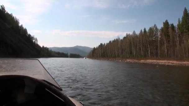 Dağ nehri Temnik 'te bir bataklık uçağı. . — Stok video