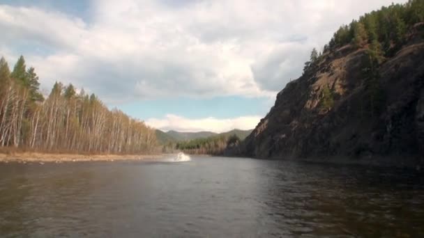Vliegtuigzweefvliegtuig op de berg rivier Temnik . — Stockvideo