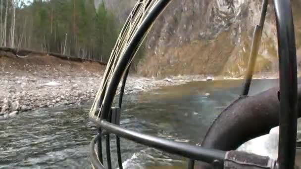 Airboat no rio de montanha Temnik . — Vídeo de Stock