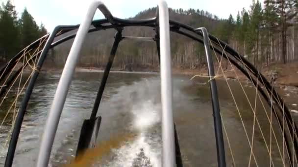 Airboat aeroplanador no rio da montanha Temnik . — Vídeo de Stock