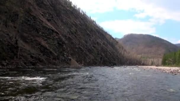 Horská řeka Temnik na hranici Bajkalské státní přírodní biosférické rezervace. — Stock video