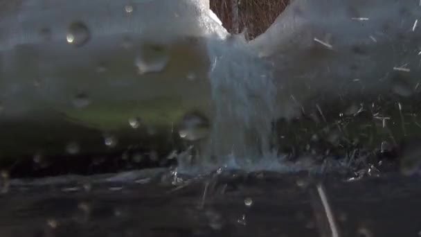 Капли воды на видеокамеру в горной реке Темник в Сибири России. — стоковое видео
