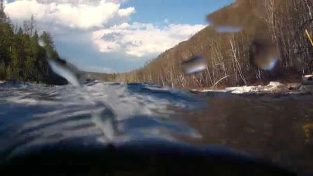 Gotas de agua en la cámara de vídeo en el río de montaña Temnik en Siberia de Rusia. — Vídeo de stock