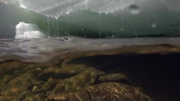 Gocce l'acqua sulla videocamera in fiume di montagna Temnik in Siberia di Russia. — Video Stock