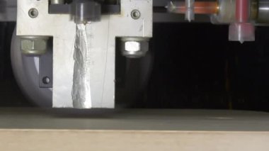 Makine ahşap Cnc freze üzerinde daire testere ile kesme.