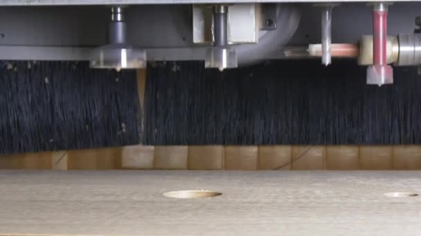 Drewna maszyny frezarki Cnc do produkcji mebli przemysłowych. — Wideo stockowe