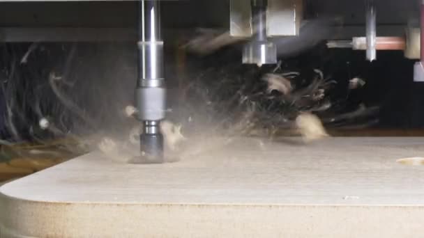 Fresatrice CNC in legno per la produzione di mobili industriali . — Video Stock