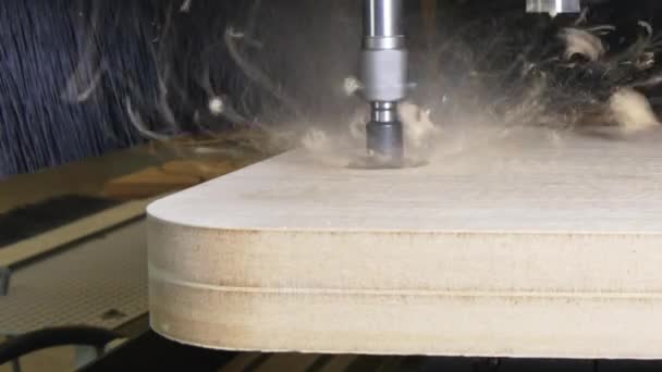 Fresatrice CNC in legno per la produzione di mobili industriali . — Video Stock
