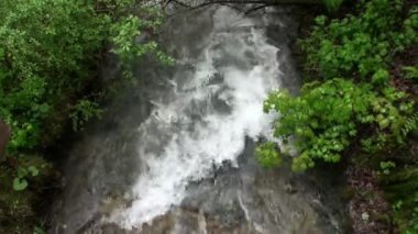 Sessiz dağ nehir Fernpass Nassereith Avusturya.