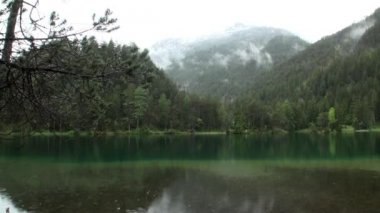 Fernpass Nassereith Tyrol'deki / daki Fernsteinsee zümrüt yeşil dağ gölü.