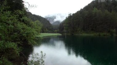 Fernpass Nassereith Tyrol'deki / daki Fernsteinsee zümrüt yeşil dağ gölü.
