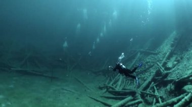 Scuba diving Fernsteinsee dağ gölü sualtı Tirol Avusturya.