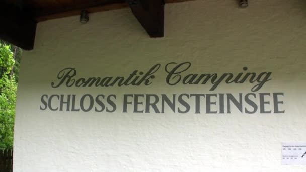 Camping Fernsteinsee in montagna verde a Fernpass in Nassereith . — Video Stock