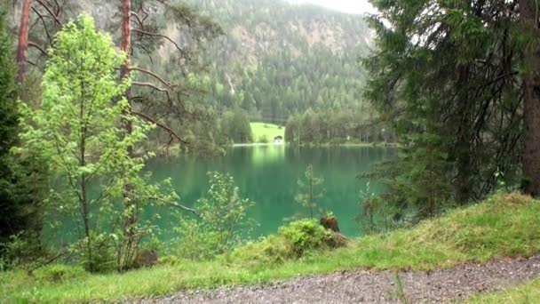 Σμαραγδένιο πράσινο βουνό Fernsteinsee λίμνη Fernpass στην Αυστρία Nassereith. — Αρχείο Βίντεο