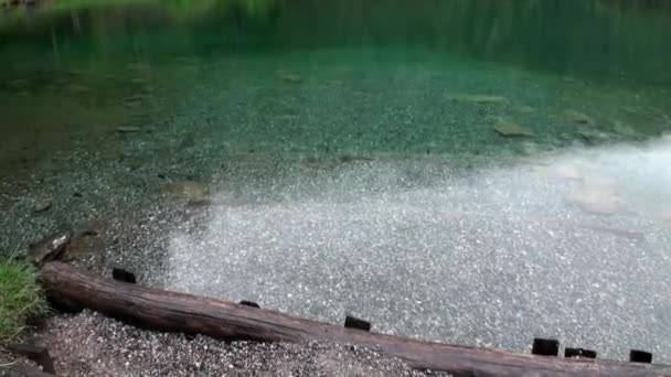 Дождь на зеленое горное озеро Фернштайнзе в Фернпассе в Нассерите, Австрия . — стоковое видео