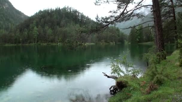 Fernsteinsee smaragd gröna fjällsjö på Fernpass i Nassereith Österrike. — Stockvideo