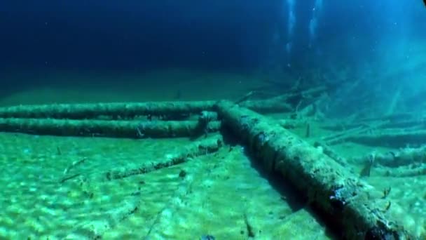 Buceo en Fernsteinsee lago de montaña bajo el agua Fernpass en Nassereith . — Vídeo de stock