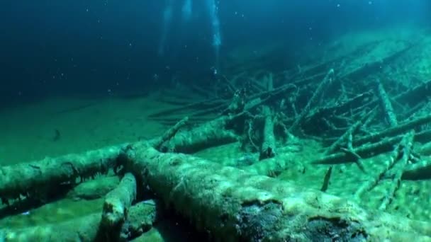 Mergulho em Fernsteinsee lago de montanha subaquático Fernpass em Nassereith . — Vídeo de Stock