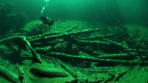Дайвінг в Fernsteinsee гірські озера підводний Тироль Австрії. — стокове відео