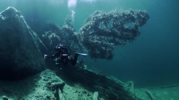 Plongée sous-marine dans le lac de montagne Fernsteinsee Tyrol Autriche . — Video