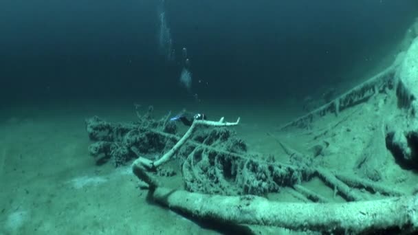 Búvárkodás a Fernsteinsee hegyi tó víz alatti Fernpass a Nassereith. — Stock videók