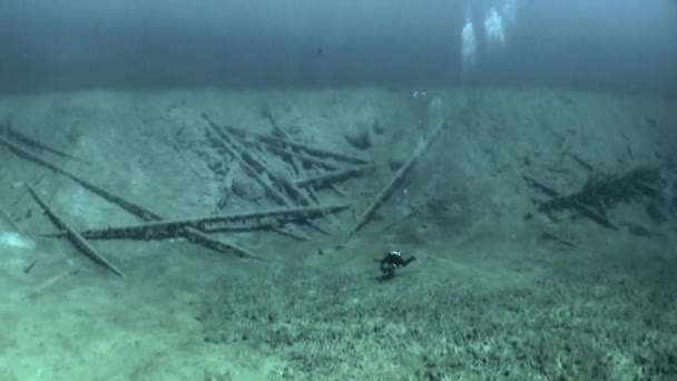 Immersioni subacquee nel lago di montagna di Fernsteinsee Fernpass a Nassereith . — Video Stock