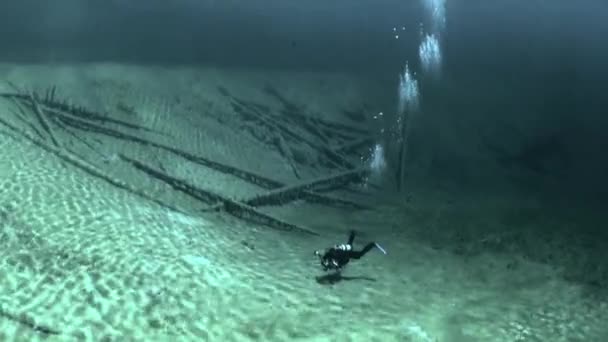 Dykning i Fernsteinsee fjällsjö undervattensbuller Fernpass i Nassereith. — Stockvideo