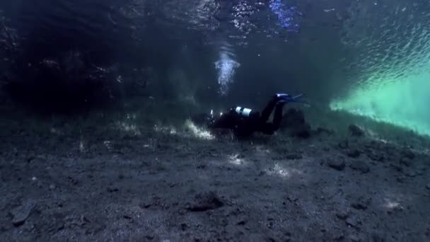 Potápění v Fernsteinsee horské jezero pod vodou Tyrolsko, Rakousko. — Stock video