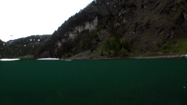 Fernsteinsee horské jezero pod vodou Tyrolsko, Rakousko. — Stock video