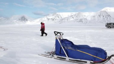 Kuzey kutup kuzey kutbunda yolda köpek kızağı takım husky Eskimo insanlar seferi.