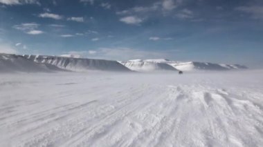 Kuzey Kutbu Spitsbergen Svalbard Arctic içinde arazi aracı.