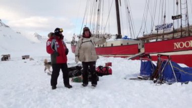 Köpek kızağı takım husky eskimo yelkenli Arctic içinde Noorderlicht üzerinde.
