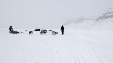 Köpek kızağı yolculukta insanların takım husky Eskimo Kuzey kutbunda Arctic.