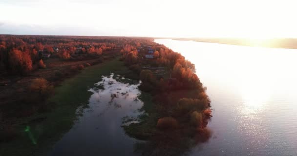 Wolga im Herbst bei Sonnenaufgang Luftaufnahme vom fliegenden Quadrocopter über dem Wald. — Stockvideo