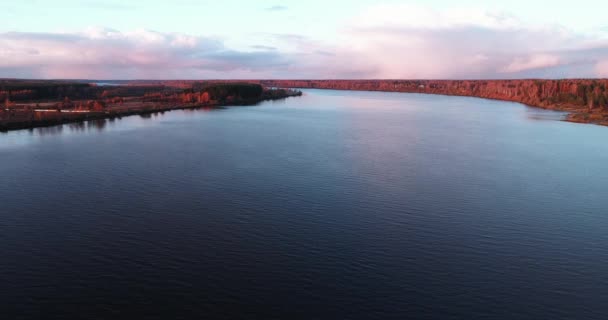 Volgafloden hösten vid soluppgången Flygfoto quadcopter över skogen 4k. — Stockvideo