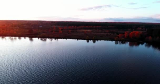Volga rivière en automne au lever du soleil vue aérienne quadcopter sur la forêt 4k .