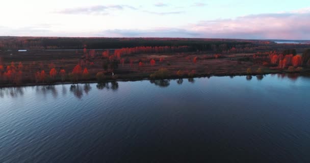 Sonbahar gündoğumu havadan görünümü quadcopter orman 4k üzerinde Volga Nehri. — Stok video
