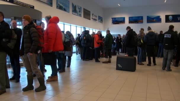Pasażerów czeka na rejestrację na lotnisko Spitsbergen. — Wideo stockowe