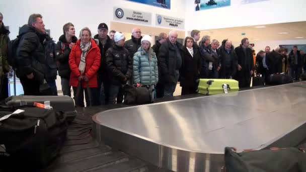 Passagiers krijgen Bagage bagage op de luchthaven van Spitsbergen. — Stockvideo