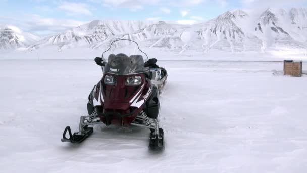 Lidé-expedice na sněžném skútru v Arktidě Špicberky Severní pól. — Stock video