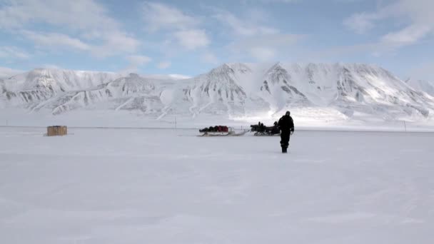 Expedición de personas en moto de nieve en el Polo Norte Svalbard Ártico . — Vídeos de Stock