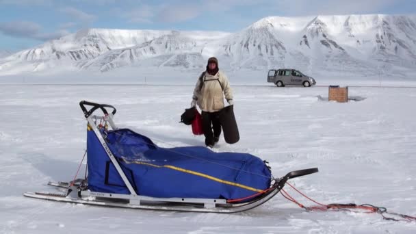 Άνθρωποι αποστολή ομάδα σκύλων με έλκηθρο χάσκι Εσκιμώος δρόμο του βόρειου πόλου στην Αρκτική. — Αρχείο Βίντεο