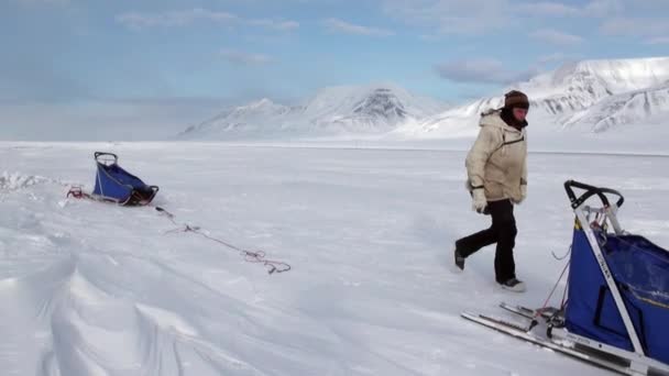 Personer expedition på hundspann team husky Eskimo road av Nordpolen i Arktis. — Stockvideo