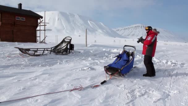 Gente expedición en trineo perro equipo husky camino esquimal del Polo Norte en el Ártico . — Vídeos de Stock