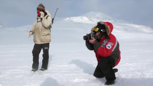 Ο άνθρωπος φωτογράφος στο όμορφο τοπίο μοναδικό στην Αρκτική. — Αρχείο Βίντεο