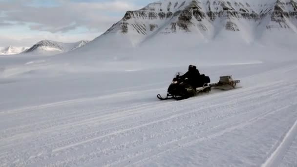 Bicicleta de nieve para motos de nieve en el Polo Norte Spitsbergen Svalbard Arctic . — Vídeos de Stock